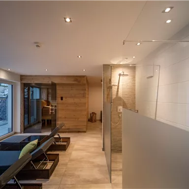 Ein modernes Badezimmer mit Dusche und stilvollen Möbeln. Große Fenster lassen viel natürliches Licht herein.