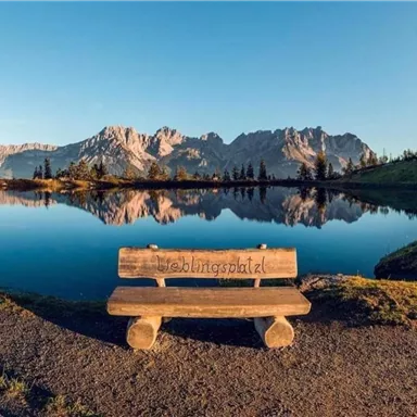 Der Astbergsee in Going Tirol.  Im Hintergrund der majestätische Wilde Kaiser.