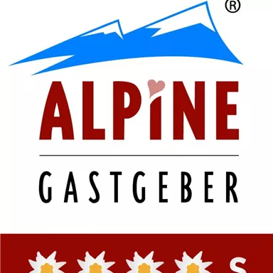 Ein Logo mit dem Schriftzug „ALPINE GASTGEBER“ und stilisierten Bergen. Es enthält auch Edelweißblumen und eine herzförmige Akzentuierung.