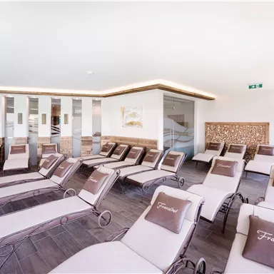 A bright and inviting room with loungers for relaxing. The calm atmosphere encourages relaxation.