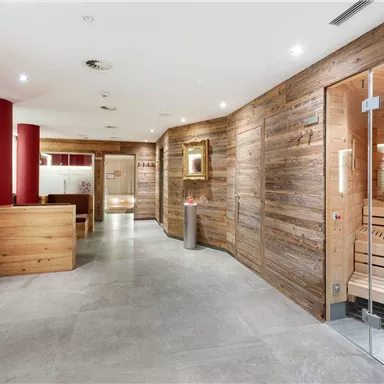 Welcome to the wellness area: Warm colors, plenty of wood, and an inviting lighting design make the sauna area a feel-good place.