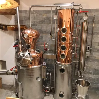 Eine elegante Brennblase aus Kupfer und Edelstahl steht in einem modernen Raum. Die Anlage ist mit verschiedenen Rohren und Instrumenten ausgestattet.