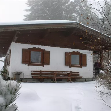 A cozy wooden house in a wintry landscape. The snow covers the ground and surrounds the house in a misty atmosphere.
You can reach our house Soregina also in winter with winter tires and snow chains.