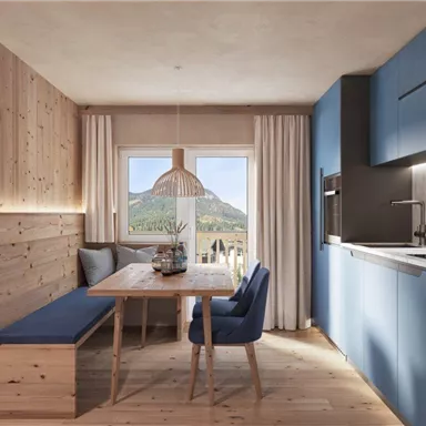 Ein modernes Esszimmer mit Holzverkleidung und großen Fenstern. Der Tisch ist gedeckt und der Blick auf die Berge ist sichtbar.