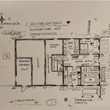 Eine Skizze eines Grundrisses mit mehreren Räumen und Beschriftungen. Der Plan zeigt die Anordnung von Küche, Wohnzimmer und Schlafzimmer.