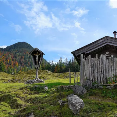 Eine idyllische Landschaft mit einer traditionellen Hütte