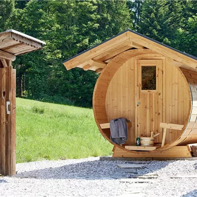Entspannen in der gemütlichen Fasssauna inmitten von Wald und Wiesen.