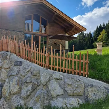 Das Almchaler Riederhäusl . Entspannen auf der Terrasse mit Morgensonne.