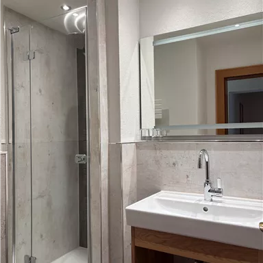 Badezimmer im Apartment 107/108 im Haus 9