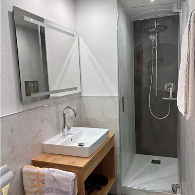 Badezimmer im Doppelzimmer 109 im Haus 9, 2. Etage