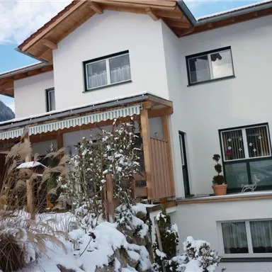 House view from the front in winter.
