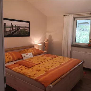 mit Blick auf die Bäume, nachts hören Sie das angrenzende Bächlein rauschen und den Wind durch die Wipfel streifen