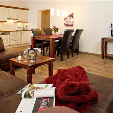 Ein gemütliches, modernes Wohnzimmer mit einer bequemen Couch und einem Essbereich.