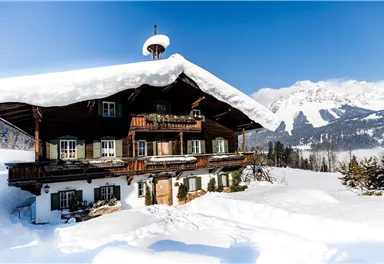 Ellmau_BergdoktorPraxis_Außenansicht_Winter_2019_Fotografie_Marie (1)_72dpi.jpg