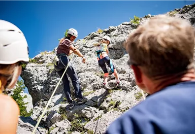 Wilder_Kaiser_Familie_Kinderklettern_Sommer2021_Marcel_Laemmerhirt (31).jpg