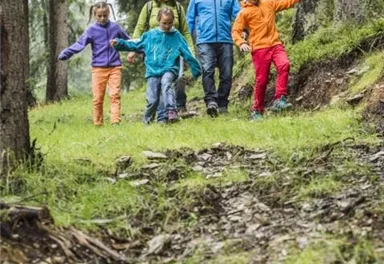 Familie beim Wandern