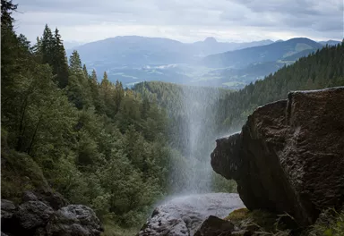 kaisergebirge_bei_ellmau-going_schleier_wasserfall_adlerweg_etappe_01_tirol_werbung_schwarz_jens_ellmau.jpg